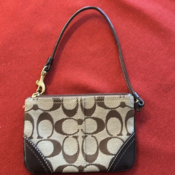 Coach Wristlet- classic monogram - Picture 2 of 5